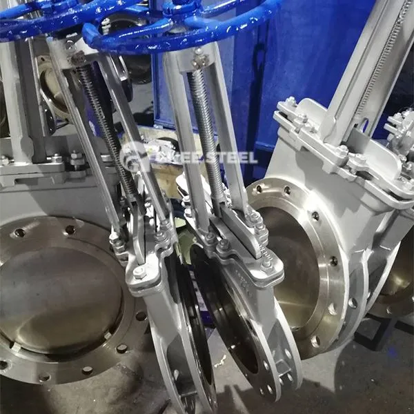 A través de la vàlvula de la porta del ganivet de conductes